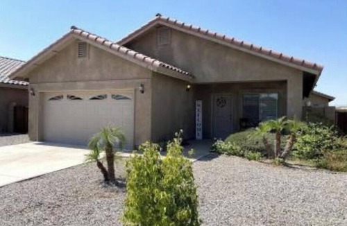 Yuma House | Modern 3-bed Oasis: King Suite & 2 queen