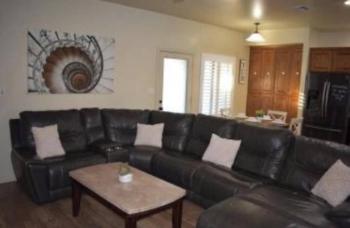 Yuma House | Modern 3-bed Oasis: King Suite & 2 queen