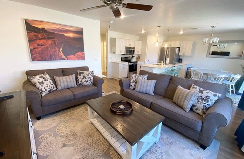Kanab Condo | Modern 3BR Townhome Near Zion & Bryce | Sleeps 8