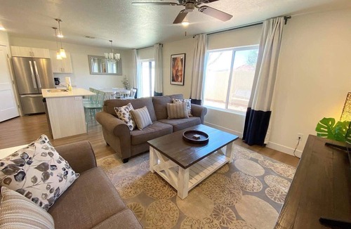 Kanab Condo | Modern 3BR Townhome Near Zion & Bryce | Sleeps 8