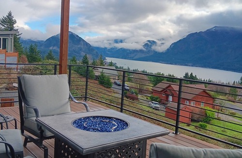 Carson House | Modern 4 bedroom with sweeping views of river and mountains. Room to roam