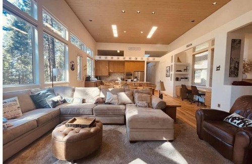 Shaver Lake Apartment | Modern 4BR Playground Deck