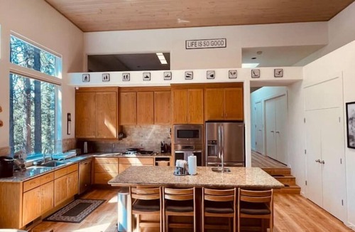 Shaver Lake Apartment | Modern 4BR Playground Deck