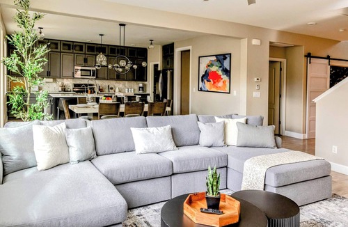 Reno House | Modern 5BR, Hot Tub, Casita, Mt Rose-Tahoe 30 min