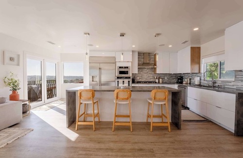 Mission Hills House | Modern 5BR Oasis - City Views, Gym & Gated Parking
