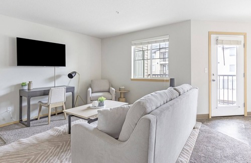 Vancouver Apartment | Modern Apartment in Prime Location (ID1221X280)