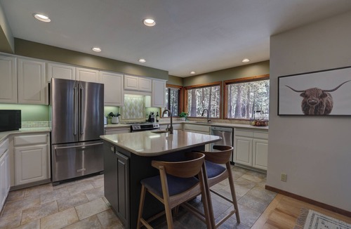 Black Butte Ranch House | Modern Black Butte Ranch Getaway - 3BR w/Game Room and Hot Tub