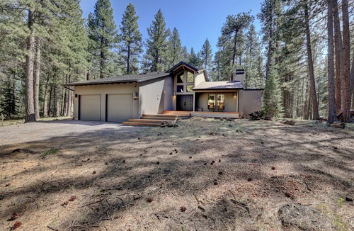 Black Butte Ranch House | Modern Black Butte Ranch Getaway - 3BR w/Game Room and Hot Tub