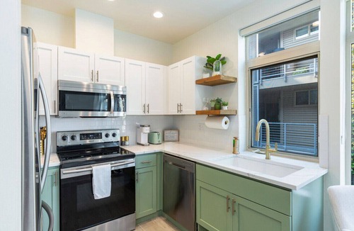 Belltown Apartment | ★Modern & Bright in the ❤ of Belltown ~ ♛Queen Bed