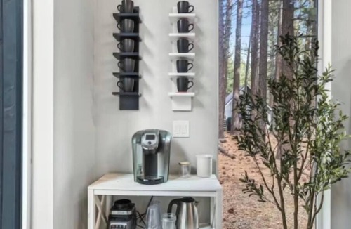 Sierra Tract House | Modern Cabin, Hot Tub, AC, 5 Min to Lake