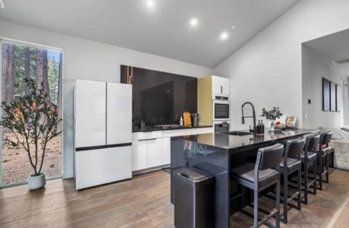 Sierra Tract House | Modern Cabin, Hot Tub, AC, 5 Min to Lake