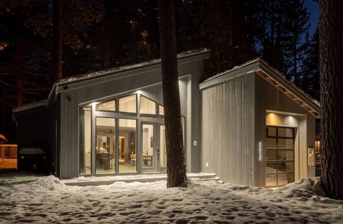 Sierra Tract House | Modern Cabin, Hot Tub, AC, 5 Min to Lake