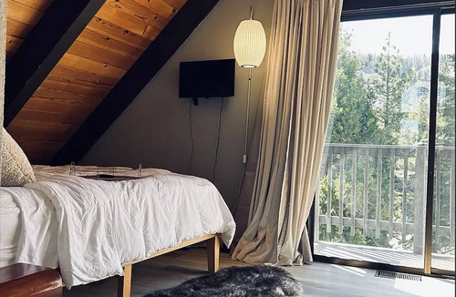 South Lake Tahoe Cabin | Modern Comfy Cabin in South Lake Tahoe w/a Hot Tub!