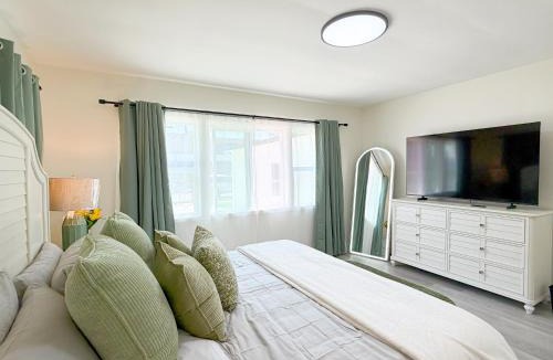 Harbor Villa | Modern Cozy Retreat 4BR 4BA Free Parking for4
