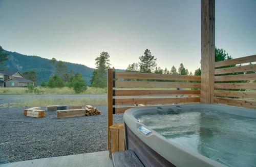 Donnelly House | Modern Donnelly Cabin w/Private Hot Tub