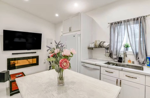 East Los Angeles Apartment | Modern East LA Studio-Private Patio-Dodgers/DTLA