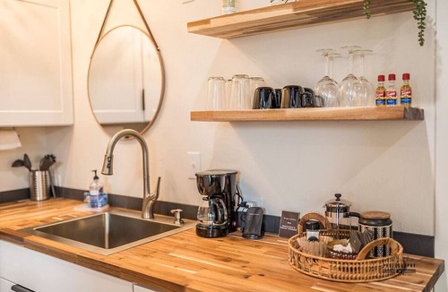 Downtown Apartment | Modern Escape Downtown Hotspot Near Hospitals
