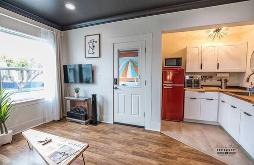 Downtown Apartment | Modern Escape Downtown Hotspot Near Hospitals