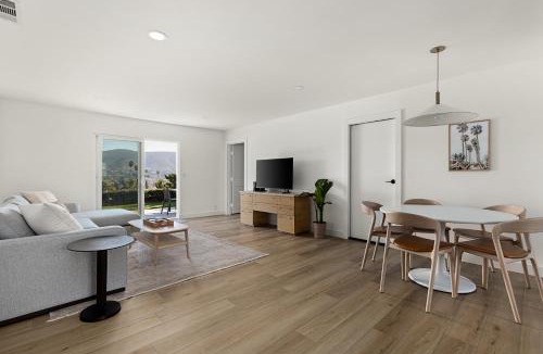 San Marcos House | Modern Escape w Mountain Views, Walk to Lake, Golf, Resort, Dining