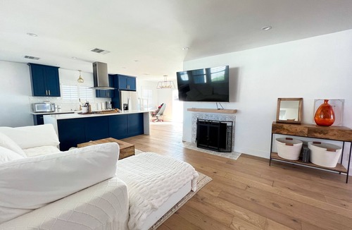 Lake Balboa House | Modern Farm House 3 bedrooms 2 bathrooms with Backyard and Front Yard