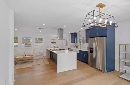 Lake Balboa House | Modern Farm House 3 bedrooms 2 bathrooms with Backyard and Front Yard