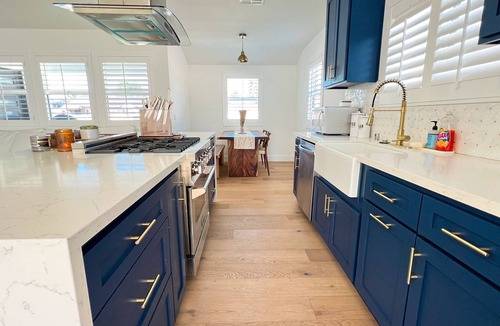 Lake Balboa House | Modern Farm House 3 bedrooms 2 bathrooms with Backyard and Front Yard