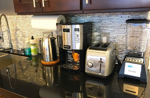 Venice Apartment | Modern Gem, Near Beach & Abbot Kinney, Small Patio, BBQ, AC, Parking, More!
