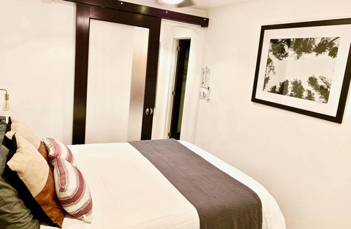 Venice Apartment | Modern Gem, Near Beach & Abbot Kinney, Small Patio, BBQ, AC, Parking, More!