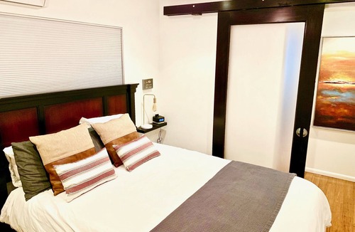 Venice Apartment | Modern Gem, Near Beach & Abbot Kinney, Small Patio, BBQ, AC, Parking, More!