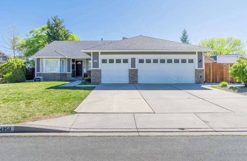 Reno House | Modern Getaway for 11- Hot Tub, Games, Gym