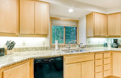 Sunriver House | Modern Home w/Gas Fireplace, Large Deck & Private Hot Tub
