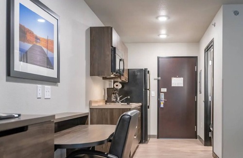 Redding Hotel | Modern Hotel Near I-5 Exit 677 by Cascade Theater & Burney Falls