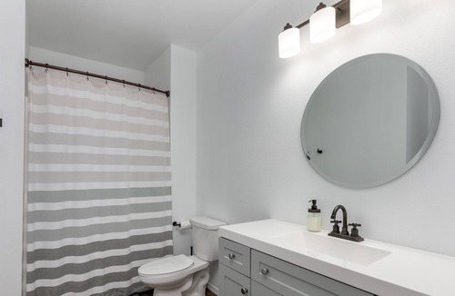 White Salmon Apartment | Modern loft downtown White Salmon #11