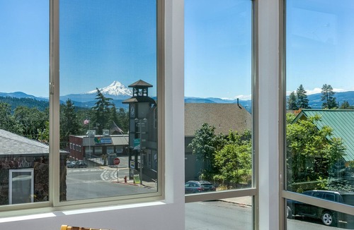 White Salmon Apartment | Modern loft downtown White Salmon #02