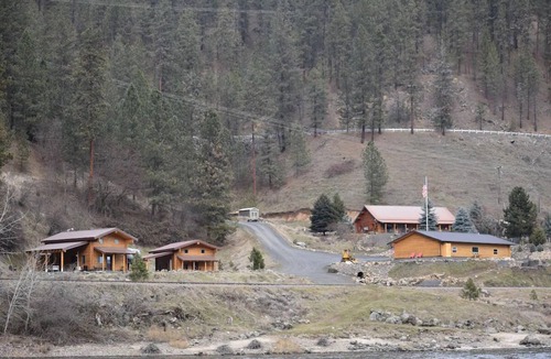 Ahsahka Cabin | Modern log cabin with a cozy feel along the Clearwater River