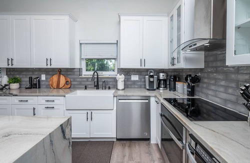 Grant Hill House | Modern Lux Home: 4B/3B Retreat: Close to Downtown!