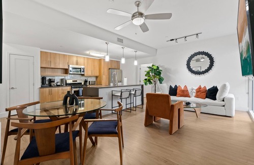 Pico Apartment | Modern Luxury 2BR in the Heart of Santa Monica – Walk to Beach, Dining & More