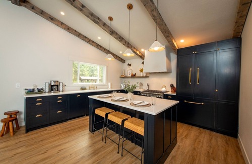 Peshastin House | Modern mountain retreat, luxurious & cozy, ~18 mins to Leavenworth, Dogs OK