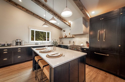 Peshastin House | Modern mountain retreat, luxurious & cozy, ~18 mins to Leavenworth, Dogs OK