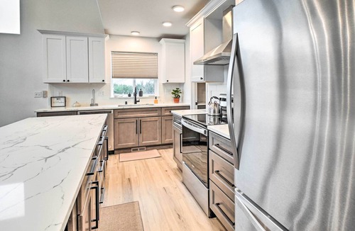 Ocean Shores Cottage | Modern Ocean Shores Getaway With Dock!