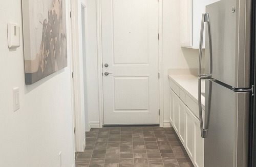 Las Vegas House | Modern Private Suite with Kind Bed, Kitchenette & Washer/Dryer - Las Vegas