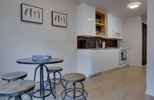 Uptown Condo | Modern Q21 Condo with Unbeatable Location - Pedestrian Paradise