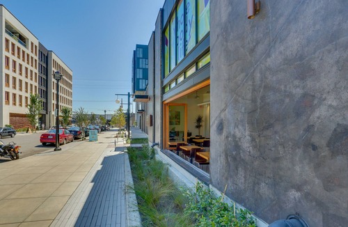 Uptown Condo | Modern Q21 Condo with Unbeatable Location - Pedestrian Paradise