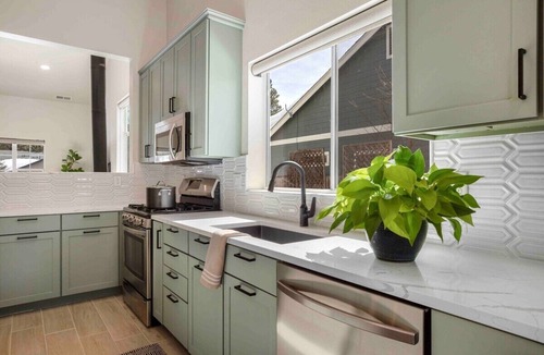 Ponderosa Trails House | Modern+Renovated+5 Mins from Polar Express+ Holiday Availability+Snow Bowl