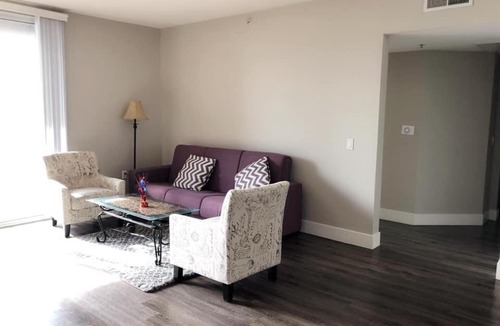 Pico Apartment | Modern Spacious Apt - Santa Monica with Parking and Pool