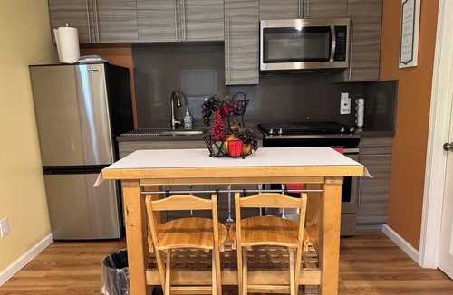 Squire Park Apartment | Modern Studio Prime Location Free Onsite Parking