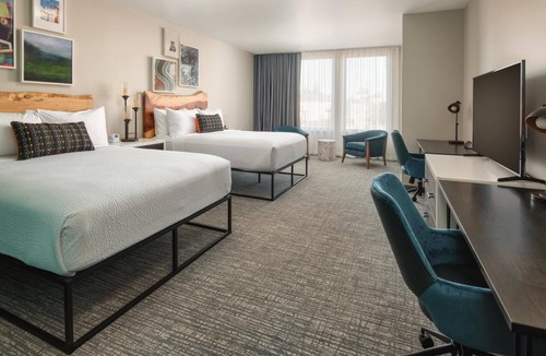 Independence Hotel | Modern & Stylish Room Near Downtown Independence – Walk to Shops & Parks