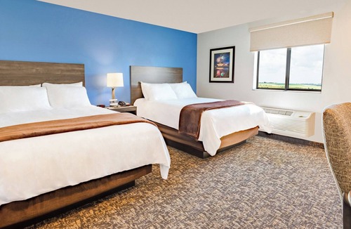 Redding Hotel | Modern Suite w/Kitchenette – Relax in Style Near Redding’s Top Attractions