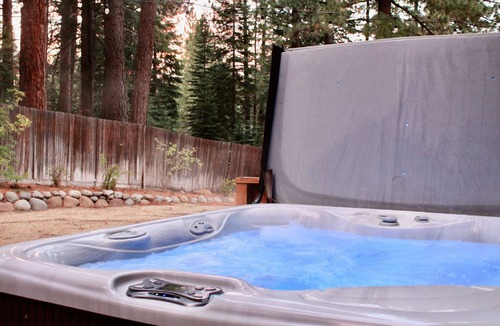 Ponderosa Palisades House | Modern Tahoe cabin: A/C, hot tub, ping pong, EV charger, family friendly