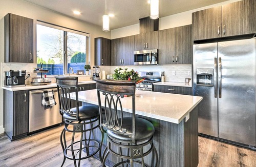 Troutdale House | Modern Troutdale Townhome: 15 Miles to Portland!